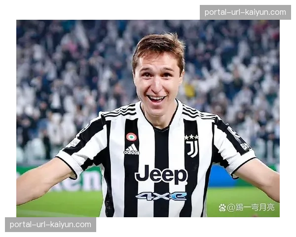 特写：小基耶萨被换下时愤怒踢飞水瓶，与主帅阿莱格里无交流